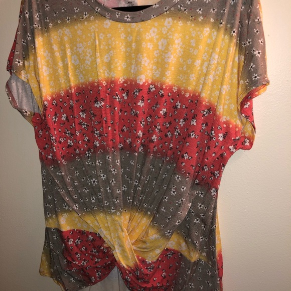 🌸FLORAL TOP - Picture 3 of 5